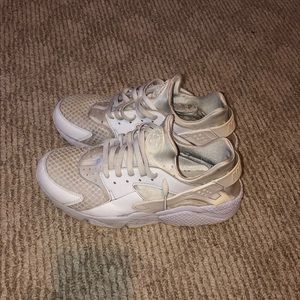 White Nike Huaraches